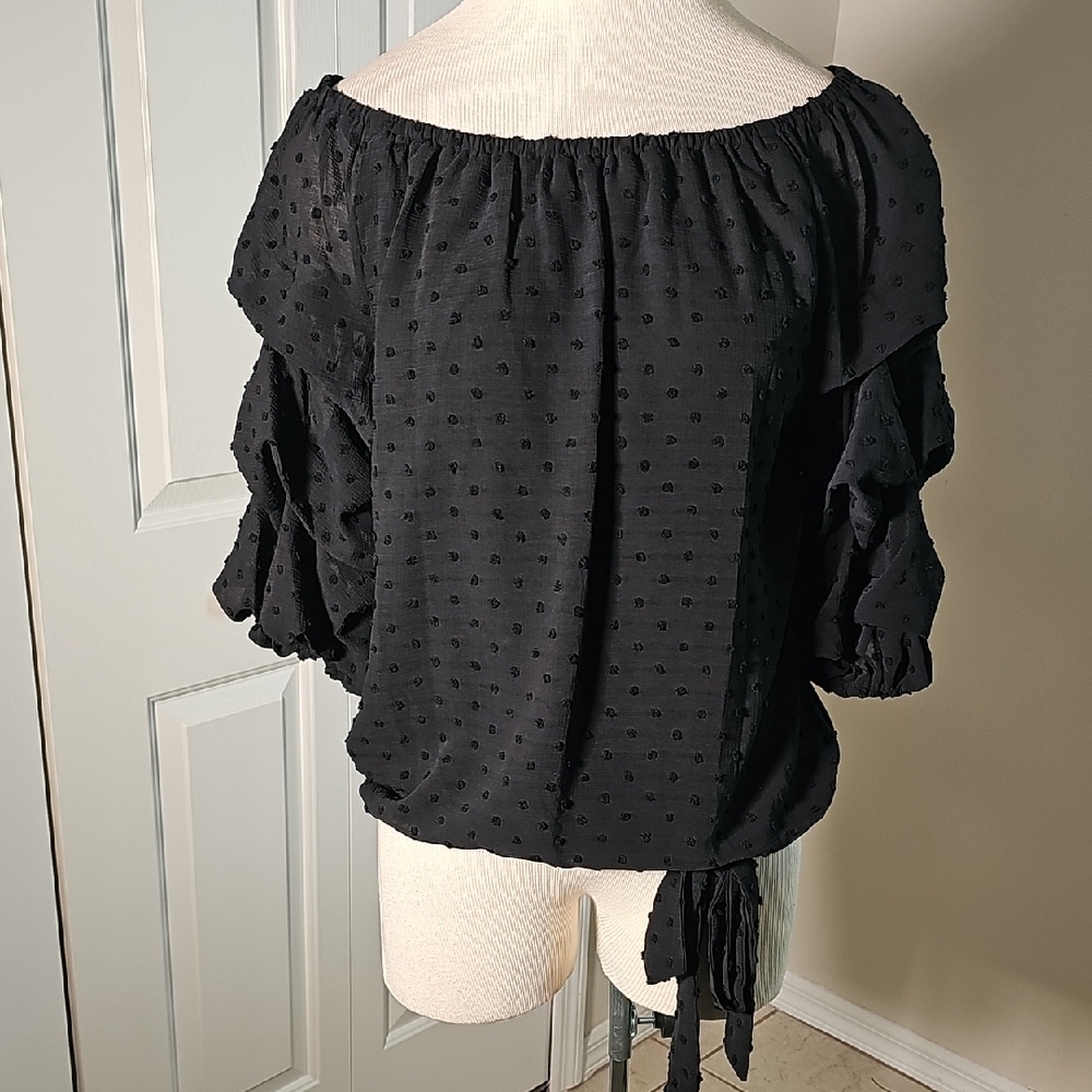 Vince Camuto‎ Black Textured Off-Shoulder Blouse. Size Meduim. NWT. Tie At Waist
